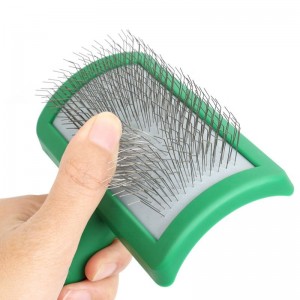 Pettine autopulente per capelli spessi a forma di C di colore