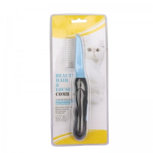 Gumagamit ang Asul na Pusa ng Flea Comb